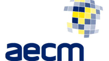 Logotip AECM z modrim napisom in sivomodrimi ter rumenimi kvadratki, razporejenimi v obliko abstraktne kroglaste mreže.