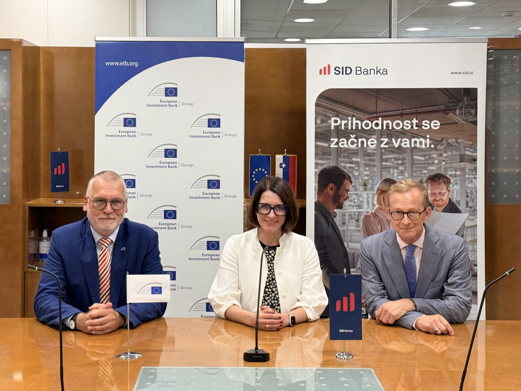 Uprava SID banke in Evropske investicijske banke na uradnem srečanju v konferenčnem prostoru, namenjenem krepitvi sodelovanja pri razvojnih in investicijskih projektih.